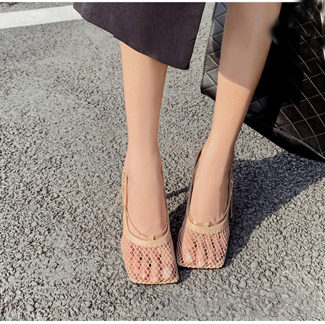 Kobiece sandały na słupku z kanciastym noskiem i ozdobnym łańcuszkiem - letnia jesień - Wianko - 4