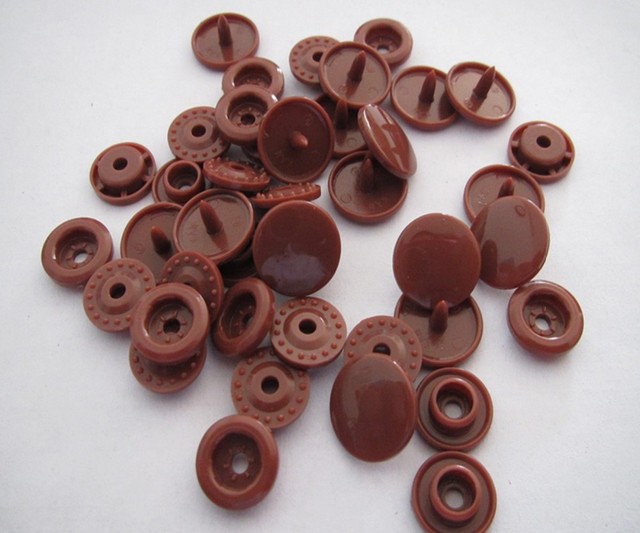 20 zestawów plastikowych, kolorowych guzików przycisk snap do szycia KAM dla dzieci - zardzewiały brązowy B26 - Wianko - 2