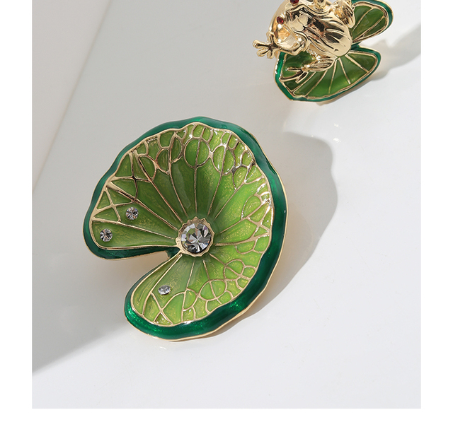 Zielone broszki z żabami i liśćmi lotosu - piękne akcesoria dla kobiet i plecaków - Wianko - 4