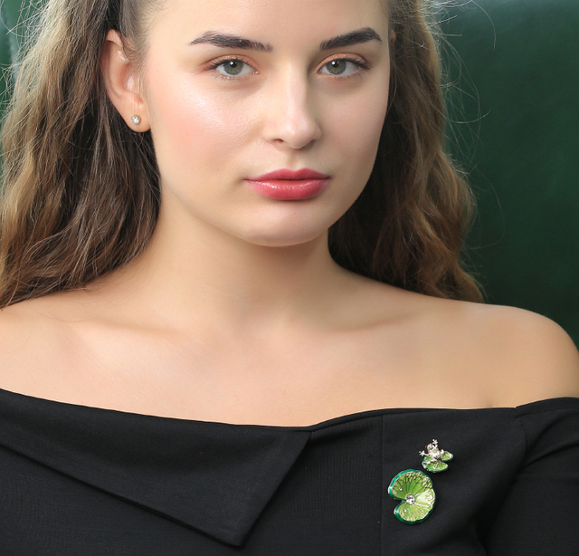 Zielone broszki z żabami i liśćmi lotosu - piękne akcesoria dla kobiet i plecaków - Wianko - 1