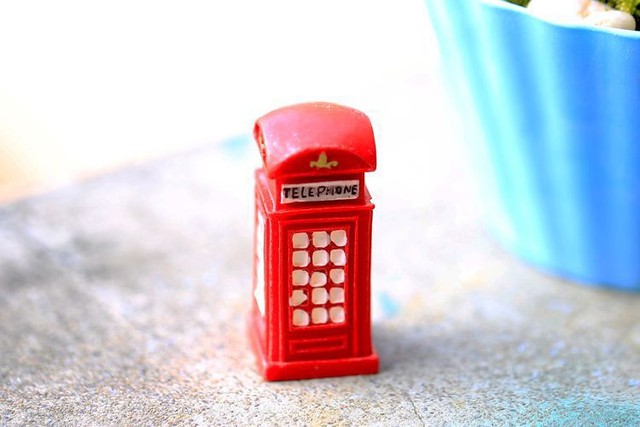 Czerwona budka telefoniczna figurka dekoracyjna do domu i ogrodu TNB011 - Wianko - 6