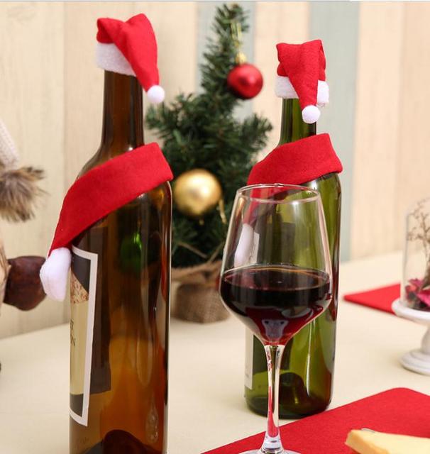 Pokrowiec na butelkę wina z motywem bożonarodzeniowym - kapelusz i szalik w prostym projekcie - Wianko - 3