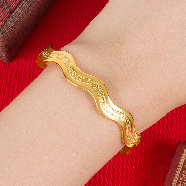 Najwyższa jakość 3D złota bransoletka z falistym paskiem - idealna biżuteria ślubna dla nowożeńców - Wianko - 2