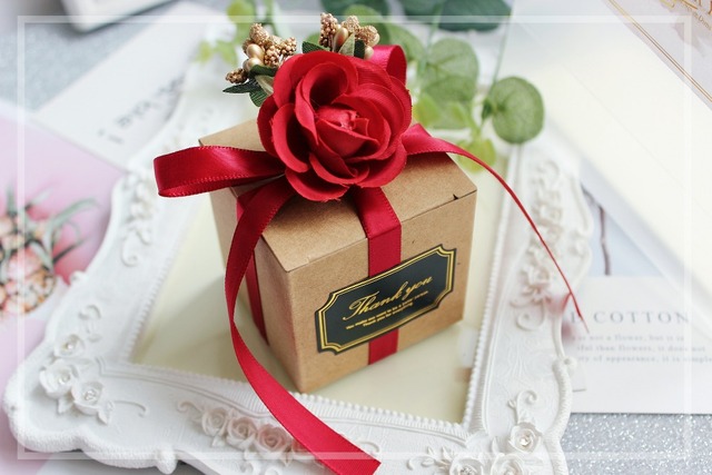 Pudełko na prezent z czerwonymi kwiatami z tworzywa sztucznego w zestawie z torbą papierową i cukierkami - idealne opakowanie upominków - Wianko - 4