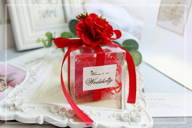 Pudełko na prezent z czerwonymi kwiatami z tworzywa sztucznego w zestawie z torbą papierową i cukierkami - idealne opakowanie upominków - Wianko - 6