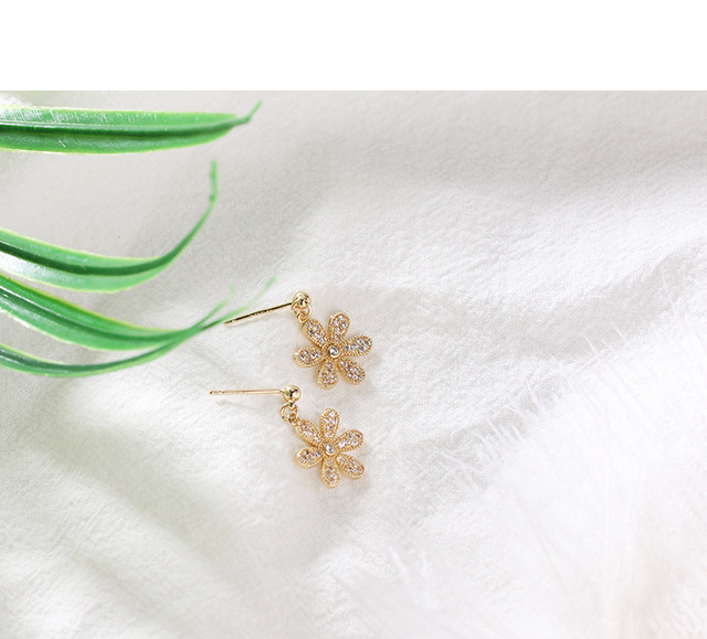 Kwiatowe kolczyki z igiełkowymi zapięciami - eleganckie kolczyki w kształcie płatków, idealne dla kobiet o temperamentnym stylu, inspirowane koreańską modą, noszone przez gwiazdy - Wianko - 7