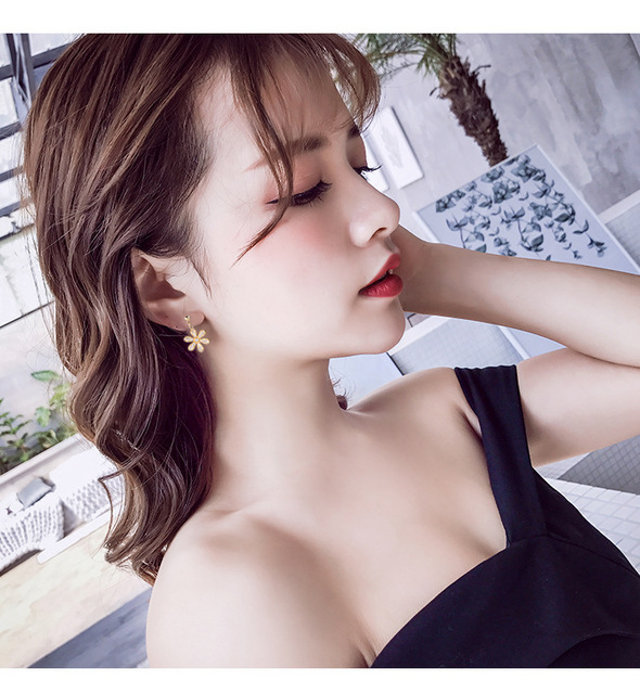 Kwiatowe kolczyki z igiełkowymi zapięciami - eleganckie kolczyki w kształcie płatków, idealne dla kobiet o temperamentnym stylu, inspirowane koreańską modą, noszone przez gwiazdy - Wianko - 6