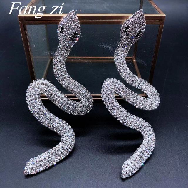 Ekskluzywne, błyszczące kolczyki węża z kryształami - doskonały dodatek do eleganckiej sukienki na wesele - Wianko - 2