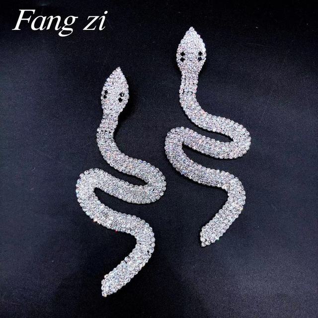 Ekskluzywne, błyszczące kolczyki węża z kryształami - doskonały dodatek do eleganckiej sukienki na wesele - Wianko - 1