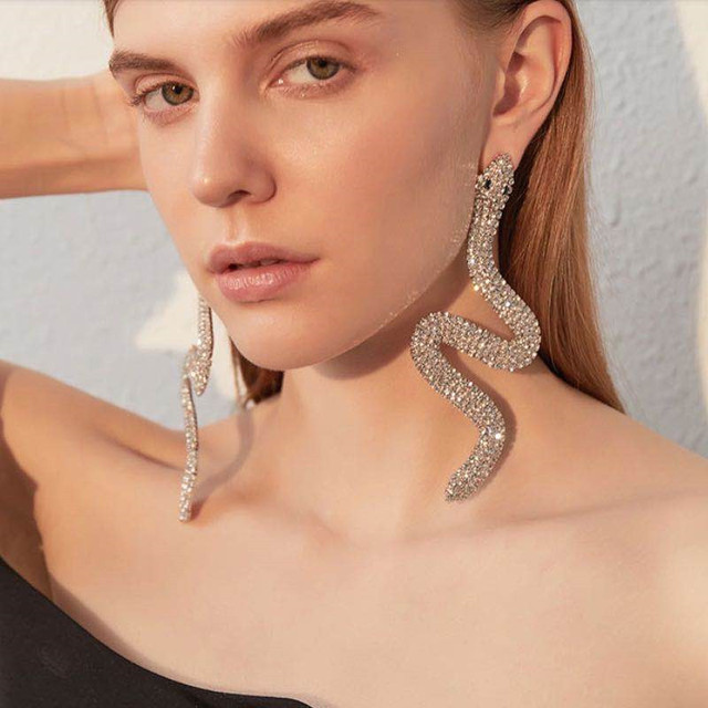 Ekskluzywne, błyszczące kolczyki węża z kryształami - doskonały dodatek do eleganckiej sukienki na wesele - Wianko - 6