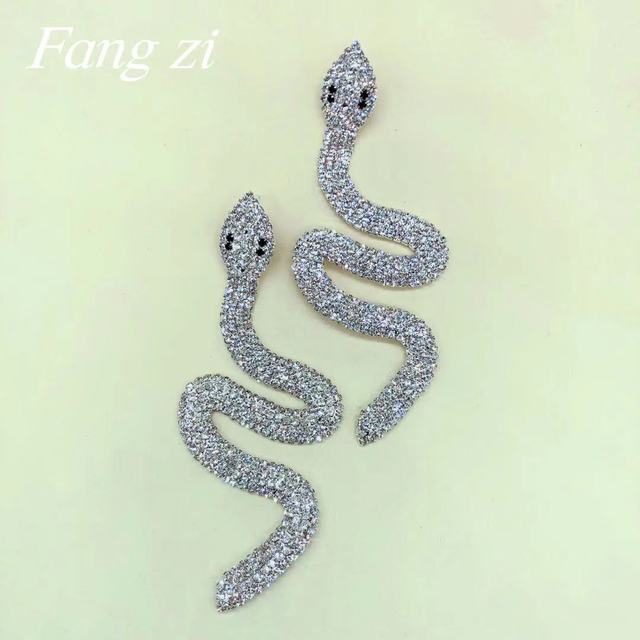 Ekskluzywne, błyszczące kolczyki węża z kryształami - doskonały dodatek do eleganckiej sukienki na wesele - Wianko - 4