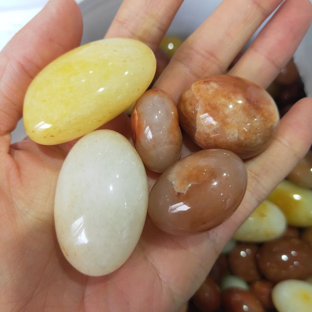 Naturalny żwir złotego jadeitu - uzdrawiający kamień skalny - Wianko - 1