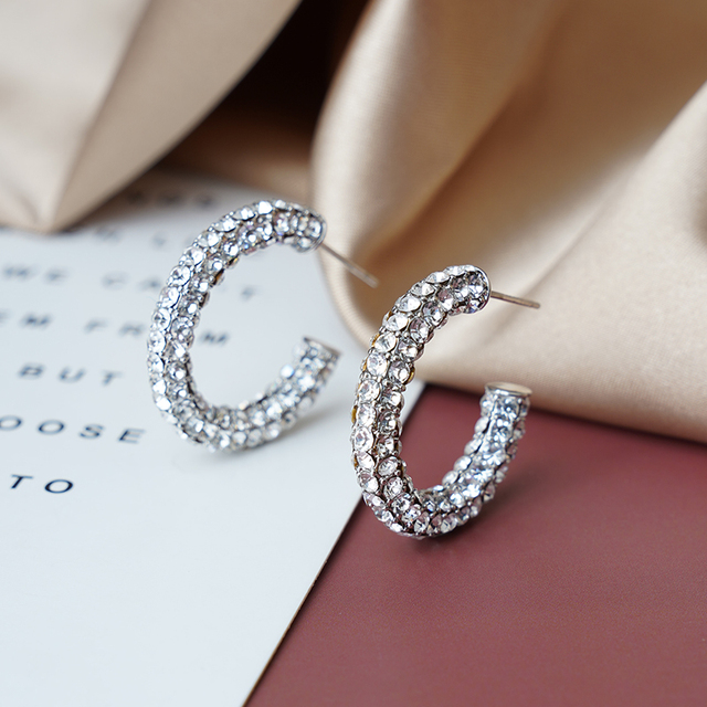 Podwójne kolczyki z metalową obręczą i kryształowymi strasami w kształcie literki C, ozdobione mini perłami, dla kobiet - Wianko - 22