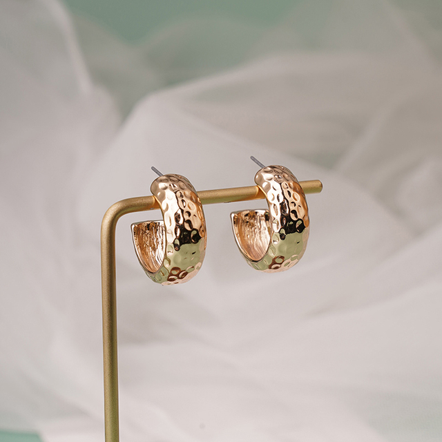 Podwójne kolczyki z metalową obręczą i kryształowymi strasami w kształcie literki C, ozdobione mini perłami, dla kobiet - Wianko - 11