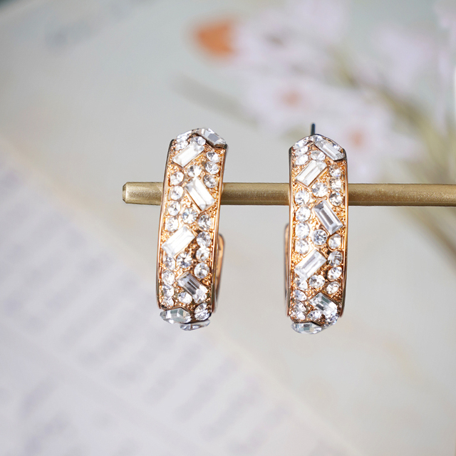 Podwójne kolczyki z metalową obręczą i kryształowymi strasami w kształcie literki C, ozdobione mini perłami, dla kobiet - Wianko - 12