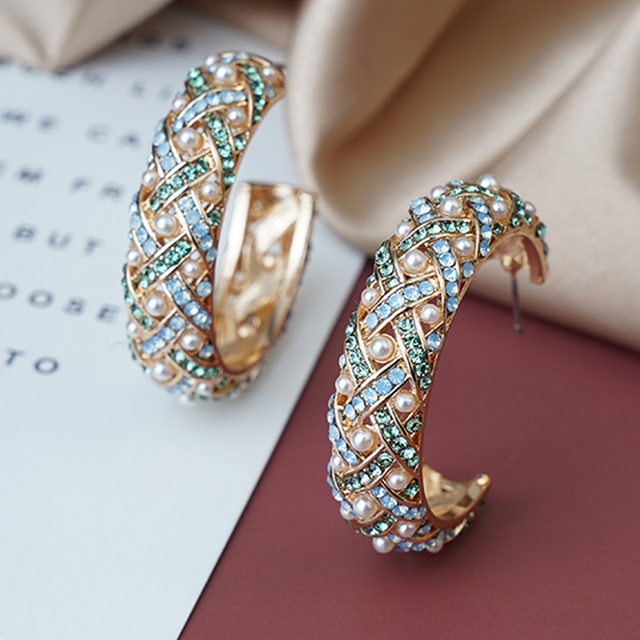 Podwójne kolczyki z metalową obręczą i kryształowymi strasami w kształcie literki C, ozdobione mini perłami, dla kobiet - Wianko - 9