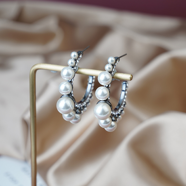 Podwójne kolczyki z metalową obręczą i kryształowymi strasami w kształcie literki C, ozdobione mini perłami, dla kobiet - Wianko - 16