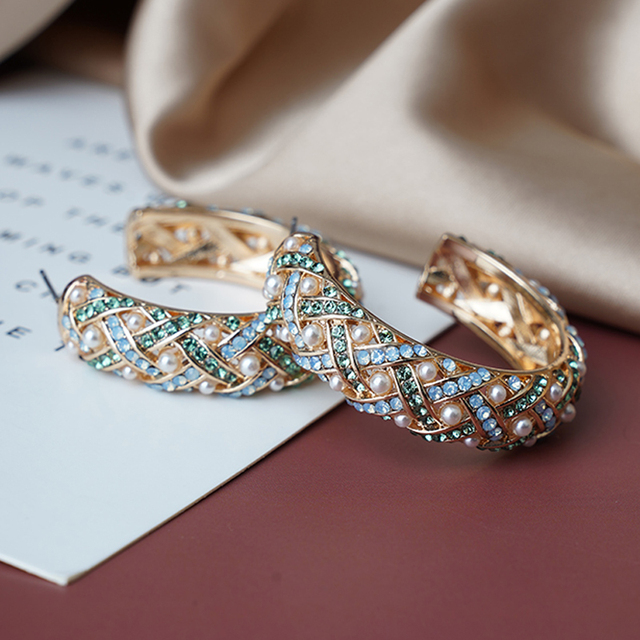 Podwójne kolczyki z metalową obręczą i kryształowymi strasami w kształcie literki C, ozdobione mini perłami, dla kobiet - Wianko - 10
