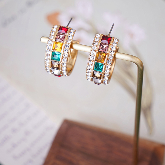 Podwójne kolczyki z metalową obręczą i kryształowymi strasami w kształcie literki C, ozdobione mini perłami, dla kobiet - Wianko - 17