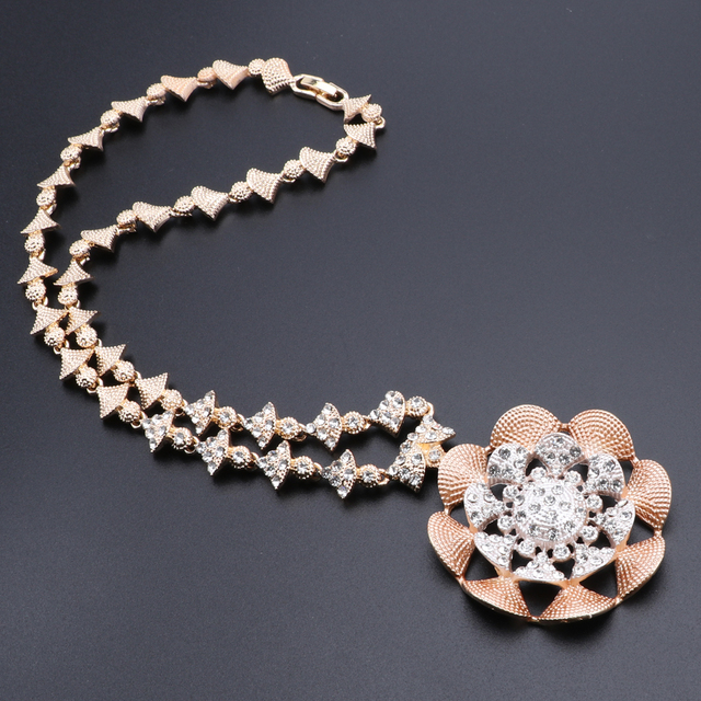 Zestaw biżuterii ślubnej: Indyjskie naszyjnik i bransoletka w kształcie kwiatu, z kryształowymi kolczykami i pierścieniem - Wianko - 5