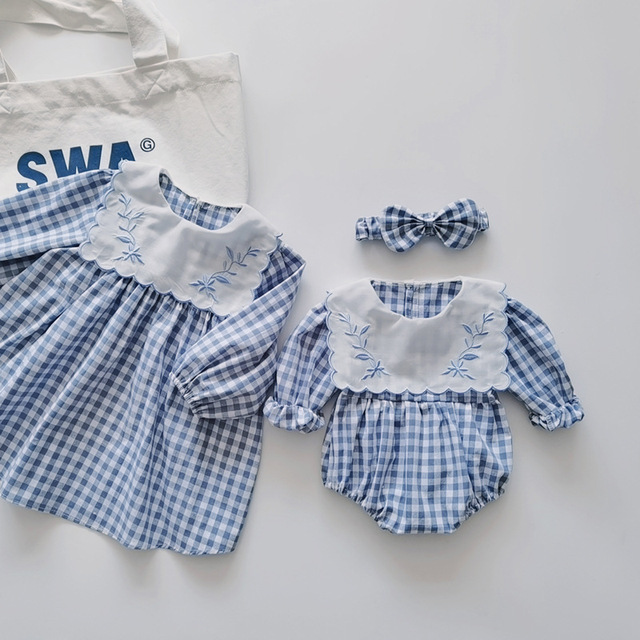 Body dziecięce granatowy wzór w kratę z haftem, idealne na wiosnę dla noworodka dziewczynki, z dostarczanym łukiem i pałąkiem - Wianko - 2