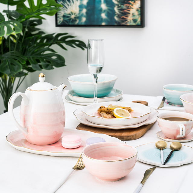 Różowe i turkusowo-złota ceramiczna zastawa stołowa – porcelanowy talerz, kufel, kubek, miska, czajniczek – elegancki zestaw obiadowy - Wianko - 1