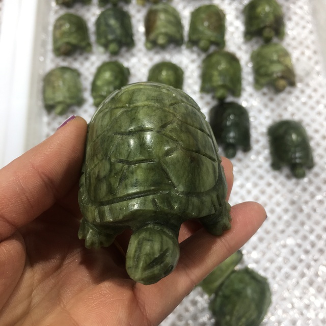 Piękny naturalny ręcznie rzeźbiony żółw wykonany z zielonego jadeitu Xiuyu Jade - prezent kryształowy z naturalnym kwarcem - Wianko - 2