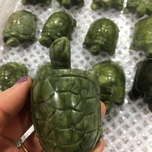 Piękny naturalny ręcznie rzeźbiony żółw wykonany z zielonego jadeitu Xiuyu Jade - prezent kryształowy z naturalnym kwarcem - Wianko - 3