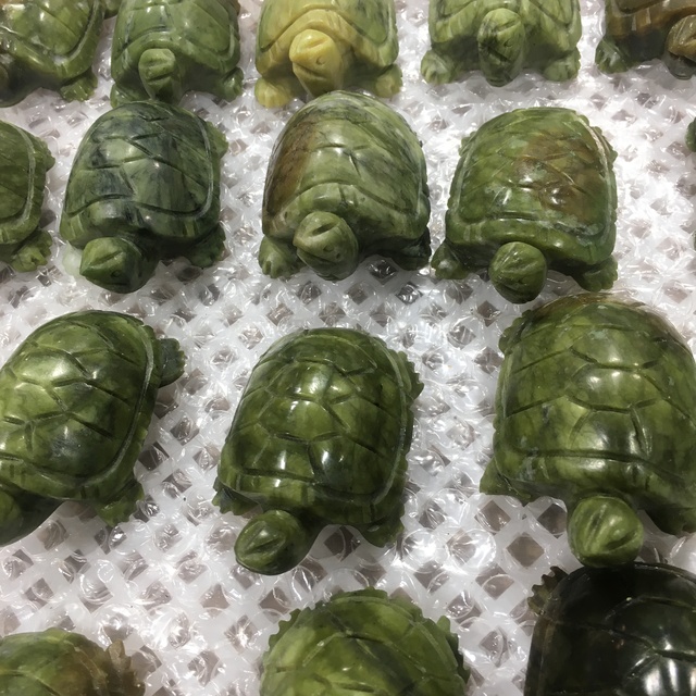 Piękny naturalny ręcznie rzeźbiony żółw wykonany z zielonego jadeitu Xiuyu Jade - prezent kryształowy z naturalnym kwarcem - Wianko - 5
