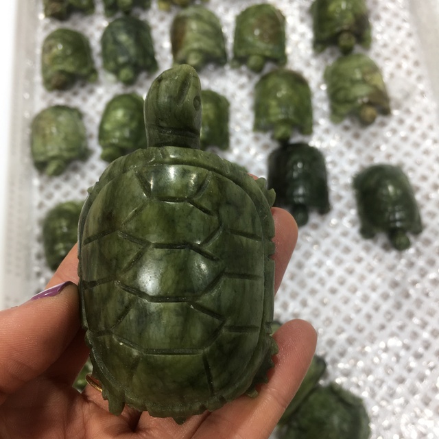 Piękny naturalny ręcznie rzeźbiony żółw wykonany z zielonego jadeitu Xiuyu Jade - prezent kryształowy z naturalnym kwarcem - Wianko - 1