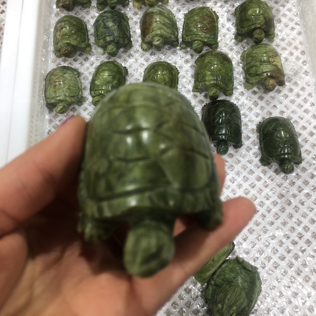 Piękny naturalny ręcznie rzeźbiony żółw wykonany z zielonego jadeitu Xiuyu Jade - prezent kryształowy z naturalnym kwarcem - Wianko - 6
