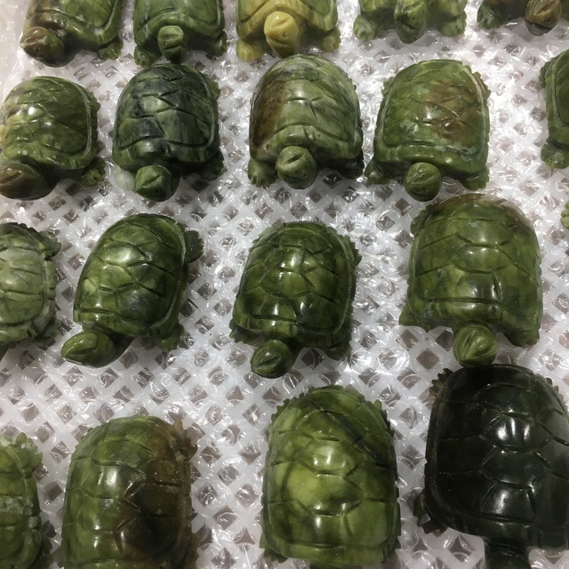 Piękny naturalny ręcznie rzeźbiony żółw wykonany z zielonego jadeitu Xiuyu Jade - prezent kryształowy z naturalnym kwarcem - Wianko - 4