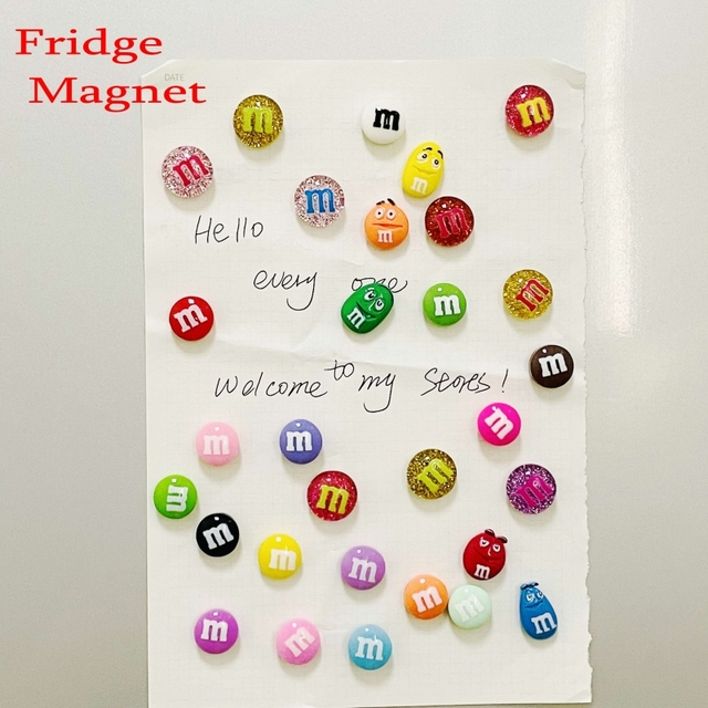 Magnesy na lodówkę Cute Cartoon - zestaw 4 kolorowych kaczek z łukiem na głowie, wyposażonych w magnetyczne uchwyty na wiadomości - materiały biurowe - Wianko - 1