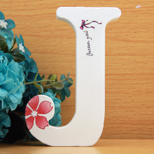 Ręcznie wykonane drewniane litery ozdobne 10x10 cm z różowymi kwiatami - Betten dla dziewczyny, projekt DIY - Wianko - 10