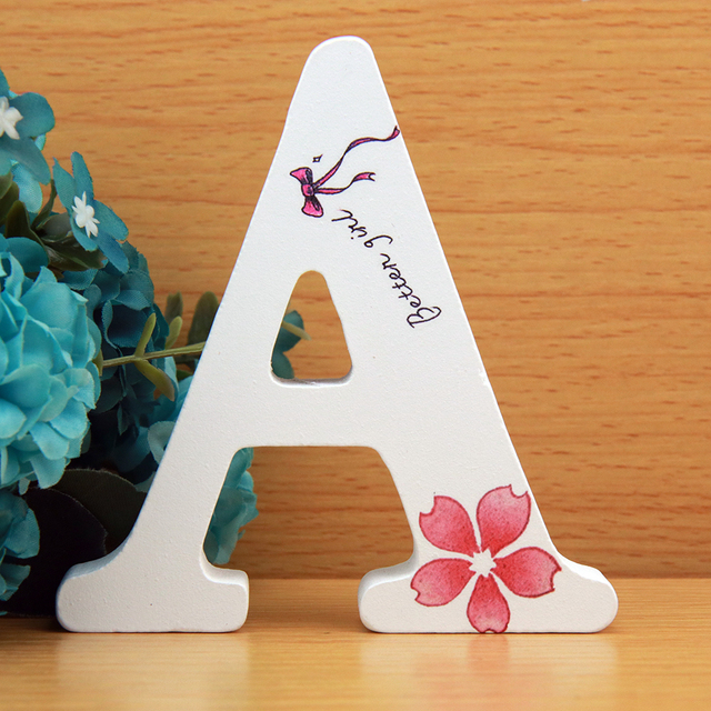 Ręcznie wykonane drewniane litery ozdobne 10x10 cm z różowymi kwiatami - Betten dla dziewczyny, projekt DIY - Wianko - 1