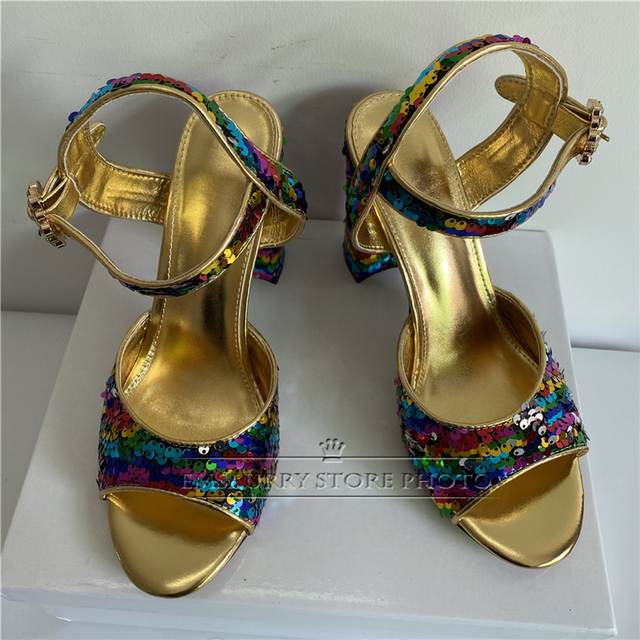 Kolorowe sandały z paskami na wysokim obcasie i ozdobione cekinami, wykonane z nowoczesnych materiałów, idealne na lato - produkt dla kobiet - Wianko - 3