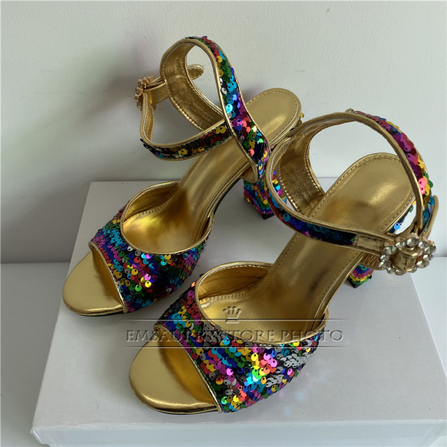Kolorowe sandały z paskami na wysokim obcasie i ozdobione cekinami, wykonane z nowoczesnych materiałów, idealne na lato - produkt dla kobiet - Wianko - 2