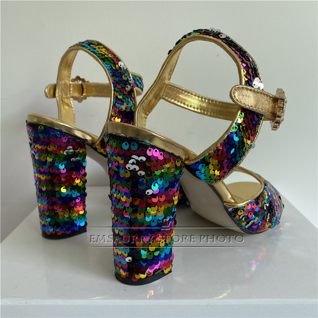 Kolorowe sandały z paskami na wysokim obcasie i ozdobione cekinami, wykonane z nowoczesnych materiałów, idealne na lato - produkt dla kobiet - Wianko - 7