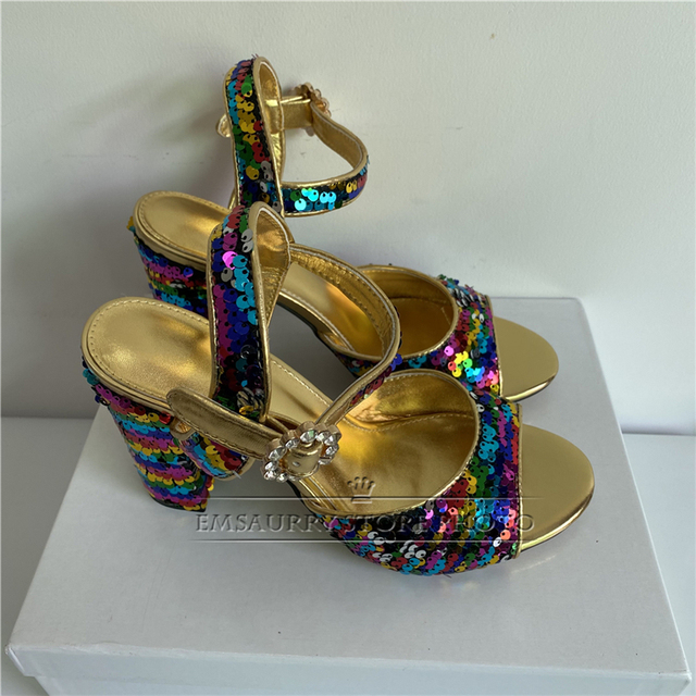 Kolorowe sandały z paskami na wysokim obcasie i ozdobione cekinami, wykonane z nowoczesnych materiałów, idealne na lato - produkt dla kobiet - Wianko - 5
