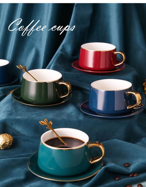 Luksusowy zestaw filiżanek do kawy i herbaty z wyszukanym ceramicznym kubkiem w kolorze czerwonym, idealny prezent urodzinowy dla par - Wianko - 1