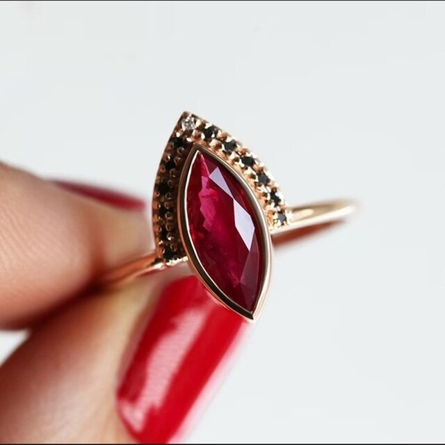 Unikatowy pierścionek z różowego złota w kształcie konia - oka dla pary - Wianko - 2