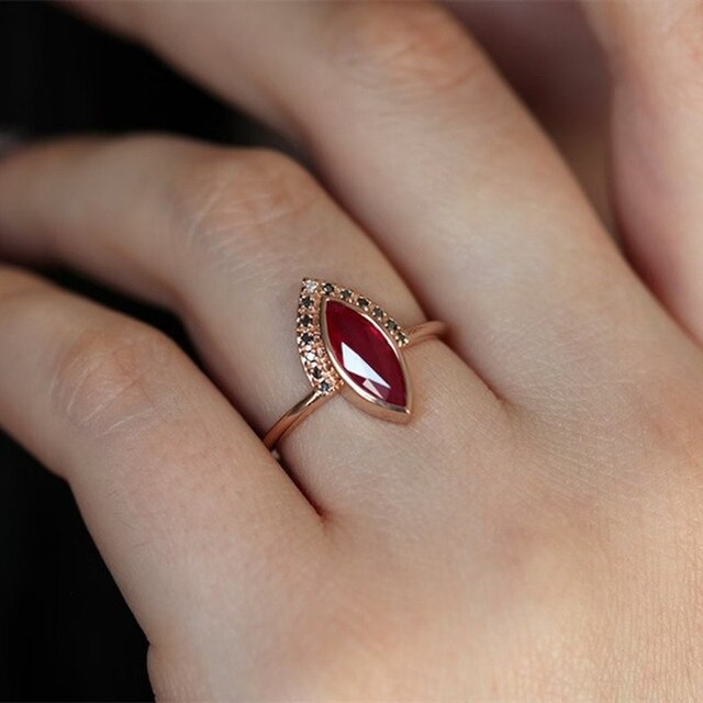 Unikatowy pierścionek z różowego złota w kształcie konia - oka dla pary - Wianko - 6