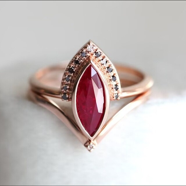 Unikatowy pierścionek z różowego złota w kształcie konia - oka dla pary - Wianko - 4