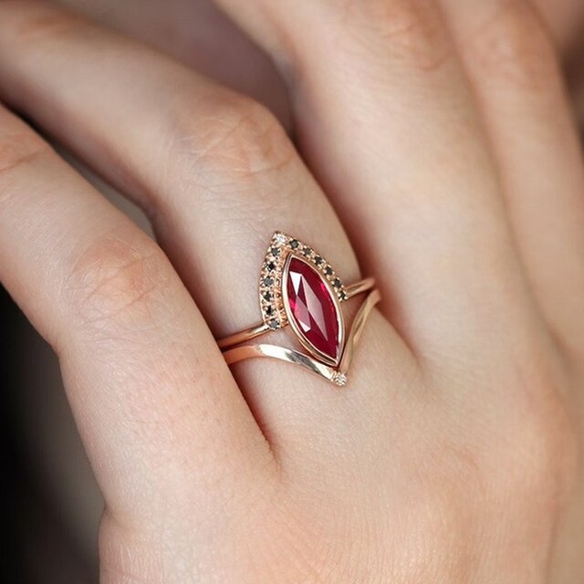 Unikatowy pierścionek z różowego złota w kształcie konia - oka dla pary - Wianko - 1