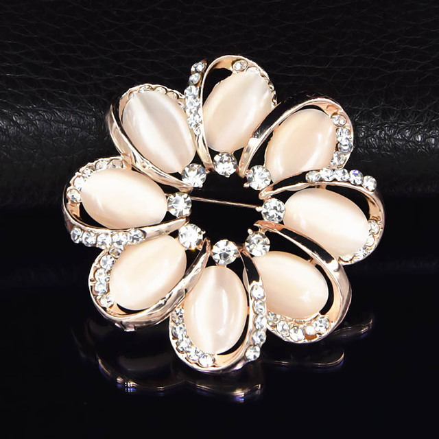 Fantastyczna broszka kobiety: stop w złotym odcieniu z jasnymi kryształami Rhinestone, opalowymi, okrągłym kwiatem - luksusowy bukiet ślubny dla panny młodej - Wianko - 2