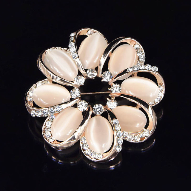 Fantastyczna broszka kobiety: stop w złotym odcieniu z jasnymi kryształami Rhinestone, opalowymi, okrągłym kwiatem - luksusowy bukiet ślubny dla panny młodej - Wianko - 4