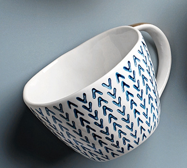 Kubek ceramiczny czerwona kratka z niebieskimi strzałkami kreatywna filiżanka do herbaty i kawy dla domu - prezent - Wianko - 3