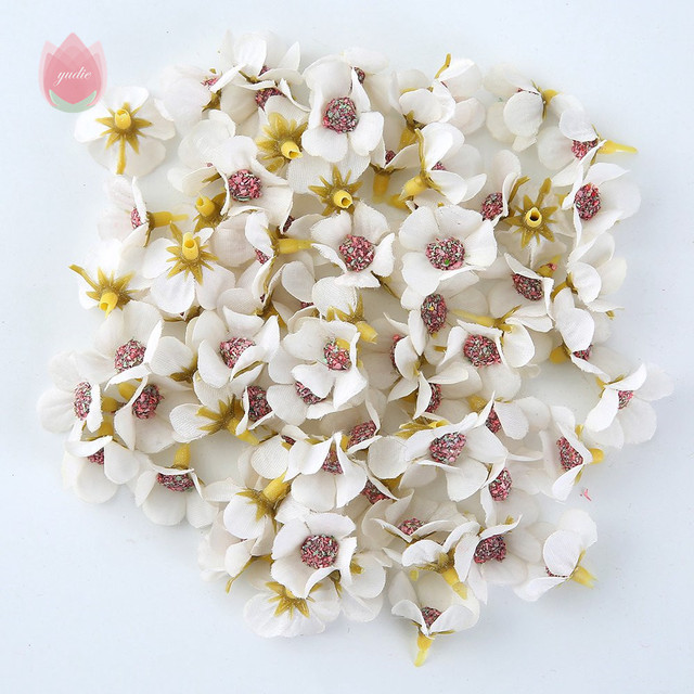 50 sztuk jedwabny kwiat głowy Daisy do dekoracji roślinnej, ściany ślubnej i pokoju, garland na prezent walentynkowy - Wianko - 17