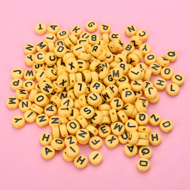 100 sztuk akrylowych koralików w kształcie jasnych, żółtych liter angielskich, 4x7mm - Wianko - 3