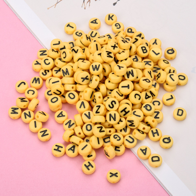 100 sztuk akrylowych koralików w kształcie jasnych, żółtych liter angielskich, 4x7mm - Wianko - 2